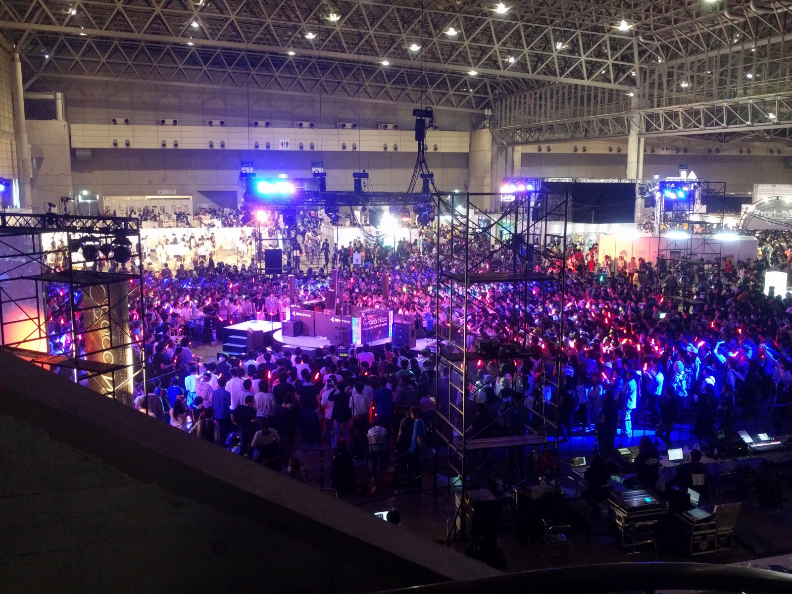 サイリウムの色彩がめまぐるしく変わる ボカニコ会場俯瞰2