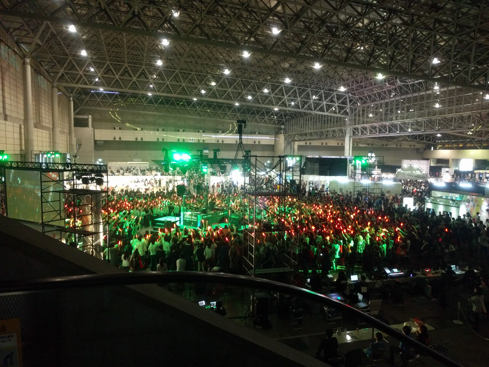 曲が変わると群衆から歓声が上がる ボカニコ会場俯瞰3