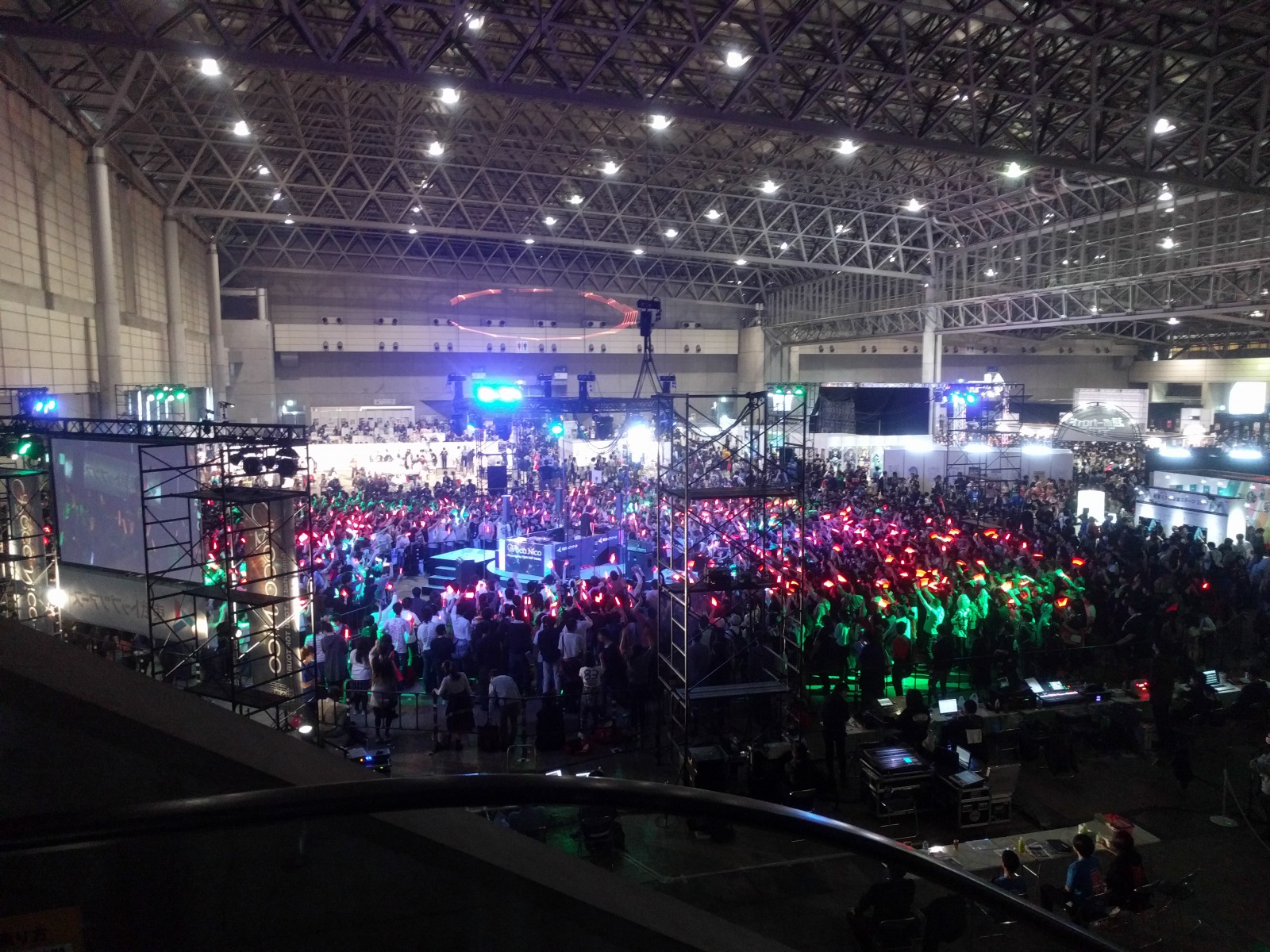 照明が激しく点滅して最高に目に悪い ボカニコ会場俯瞰4