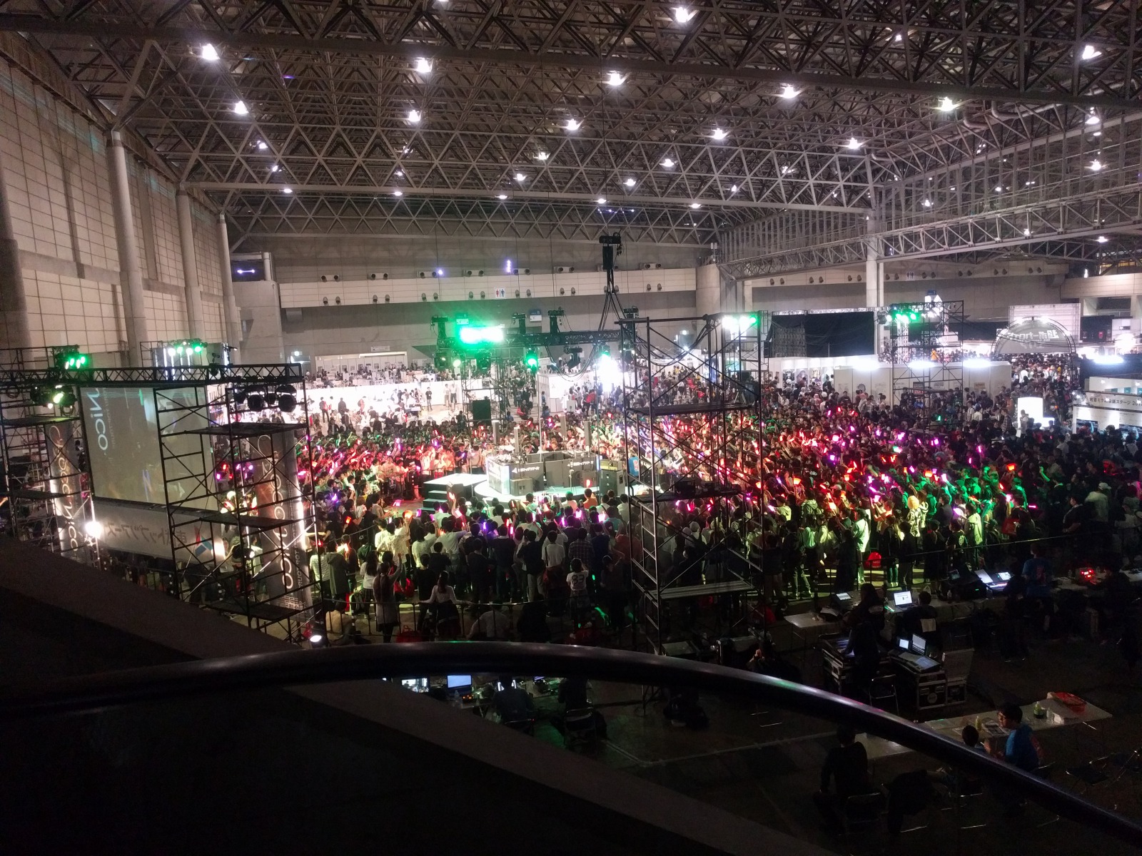 写真では伝わらないが、会場は至近距離でも会話が成立しないほど騒々しい ボカニコ会場俯瞰5