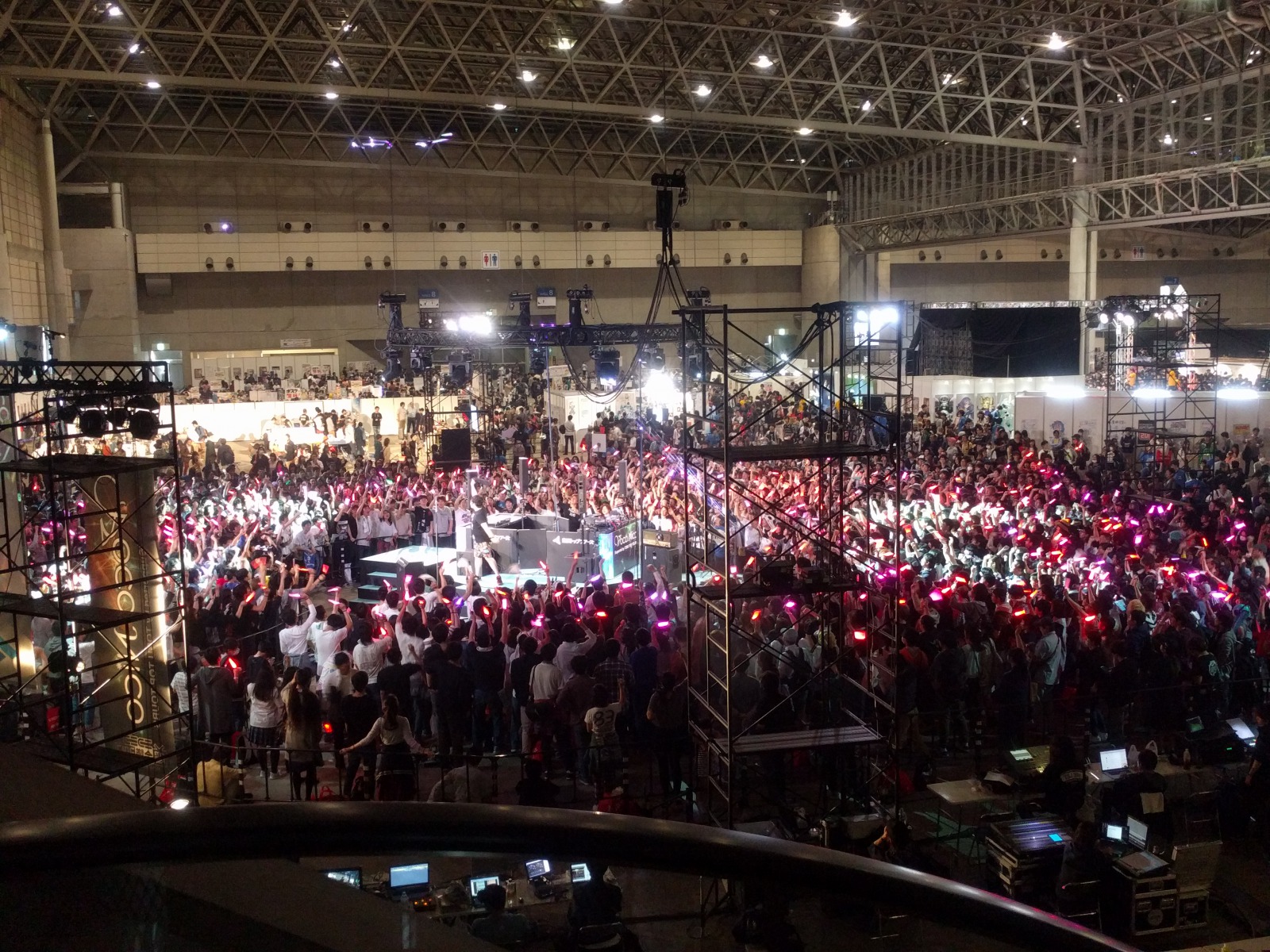 アーティストによってステージの雰囲気はガラリと変わる ボカニコ会場俯瞰7